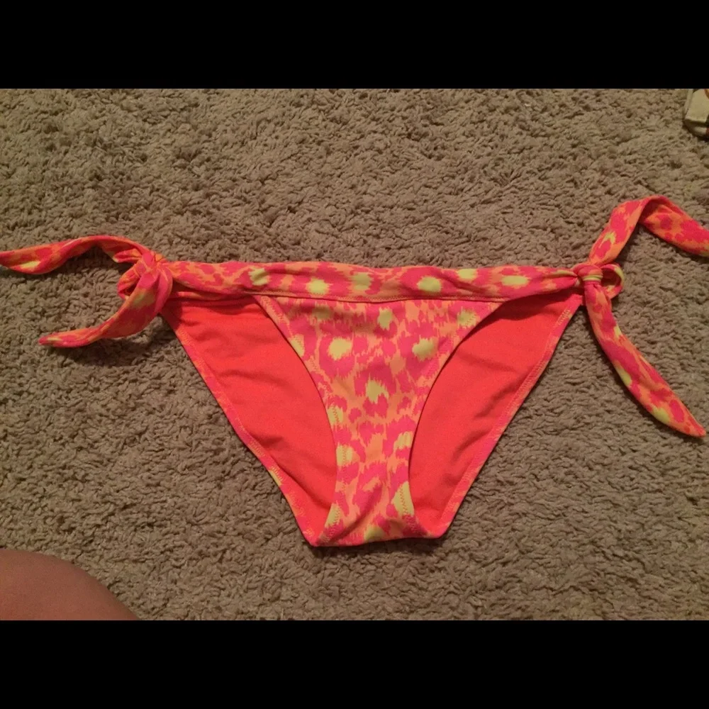 VS Neon Bikini Set - Picture 4 of 7